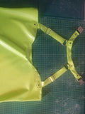 Vestido con abertura y hebilla